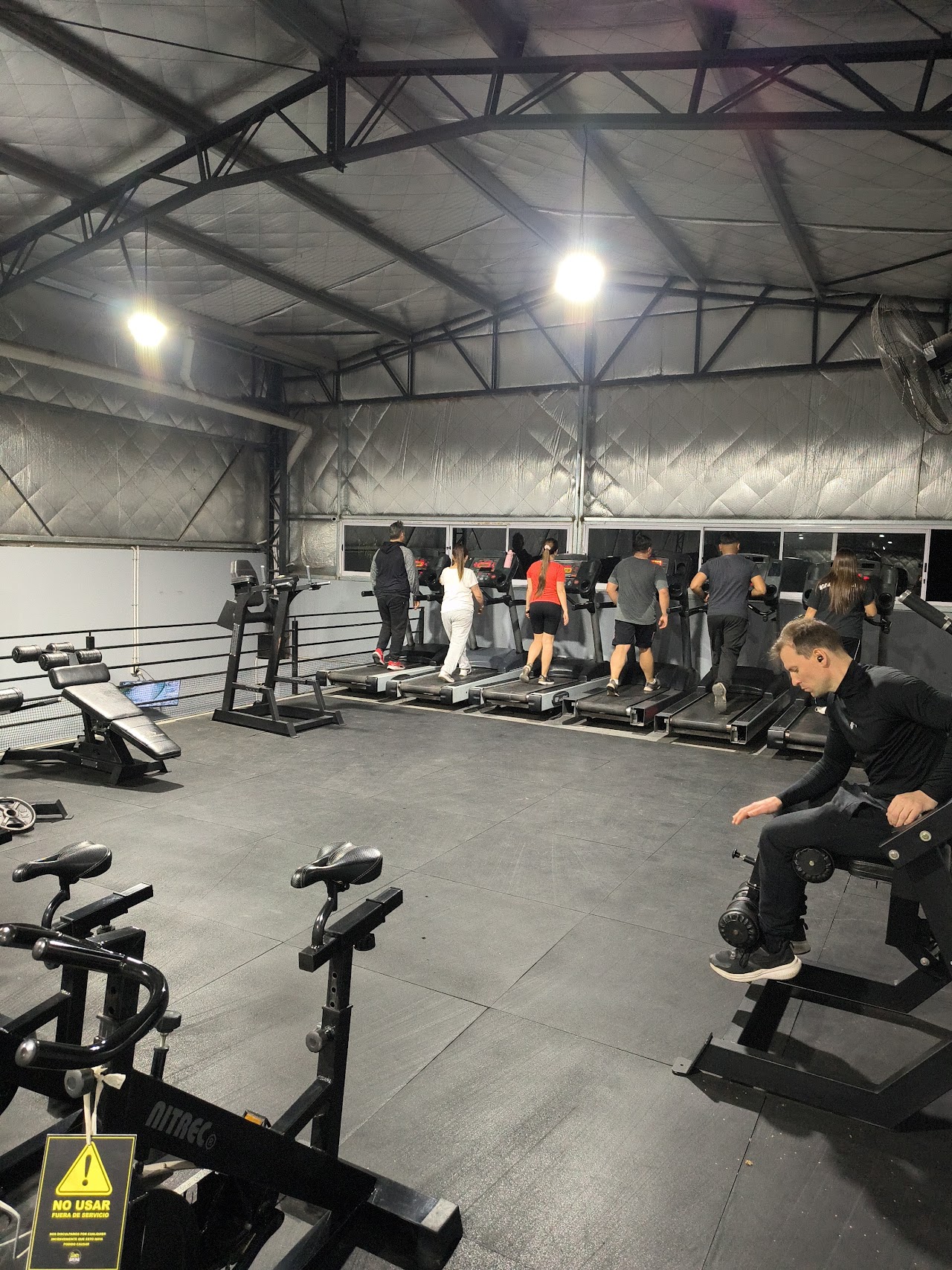 Zona de cardio frente a ventanales